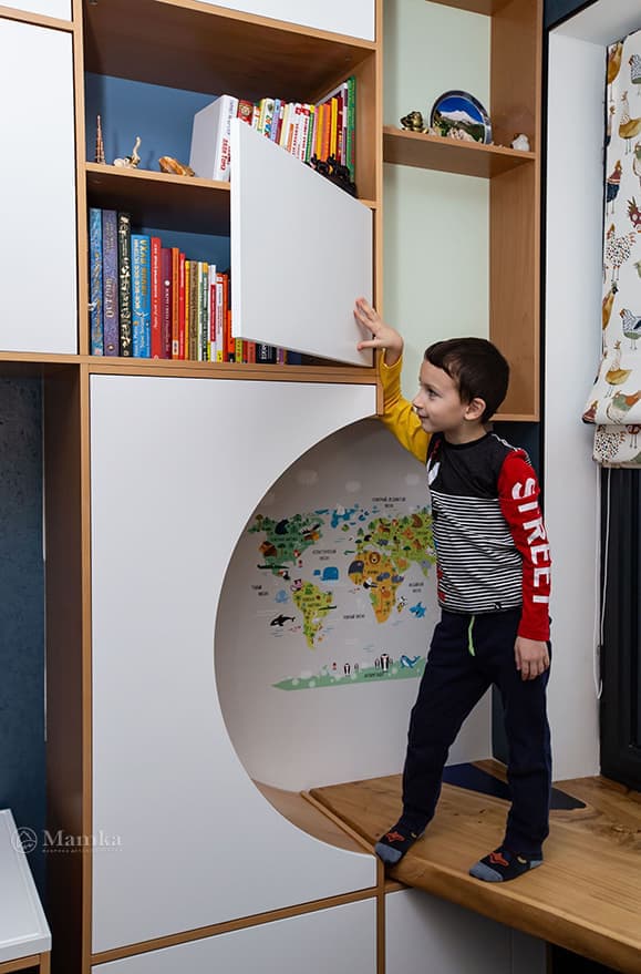 Детская комната для мальчика с необычной зоной отдыха фото 13