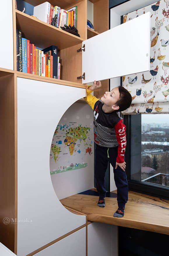 Детская комната для мальчика с необычной зоной отдыха фото 14