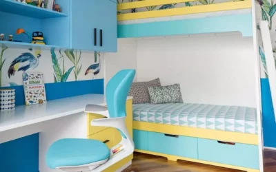 Красочный дизайн детской спальни для двух мальчиков школьного возраста