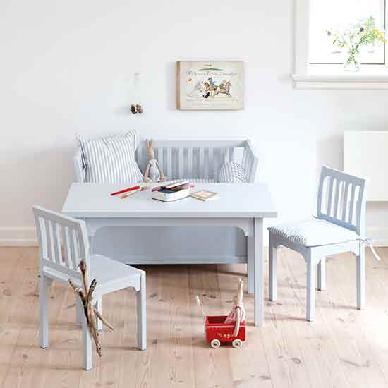 Мебель для детской: маленький стол со стульями