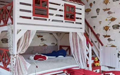 Яркий дизайн детской комнаты для мальчика — морской интерьер, оформленный в виде корабля с домиком для сна и игр