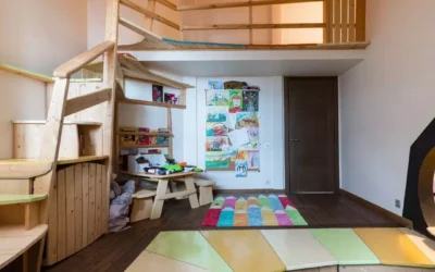 Наполненный комфортом дизайн детской игровой комнаты с местами для игр, занятий творчеством